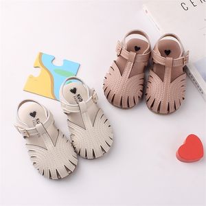 Sandaler för babyflickor sommar söta utskärningar andningsbara småbarn skor mjuk non-halp rund tå första vandrare strand sandaler 220708