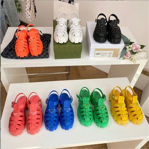 2022 Spring and Summer Pop Small Leather Shoes College Sandaler Fashionabla Matching Socks Classic Soft Rubber Sole Storlek 35-40