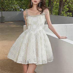 Ny design europeisk mode kvinnors sexiga lyxiga rhinestone pärlor spaghetti rem hög midja broderi lurex blommor boll klänning kort klänning sml