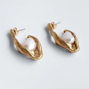Lampadario penzolante Orecchini pendenti con perle in metallo dorato geometrico vintage per le donne Orecchini alla moda semplici in lega a forma di C Regalo di gioielli per feste di lusso