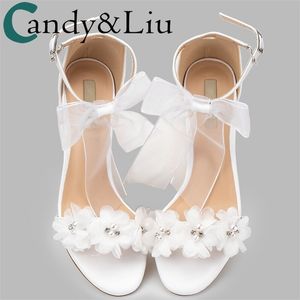 Womem Sandals White Wedding Shoes Summer Elegant Lace Bowknot One Word Wristband White Flower Cross med Bare toe Thick Heel New Y200111