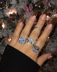 Klusterringar mode Big White Clear CZ Zirconia Pricess Cut Accent Stone för kvinnor Kvinna Gorgeous Engagement Wedding Jewelrycluster Wynn2