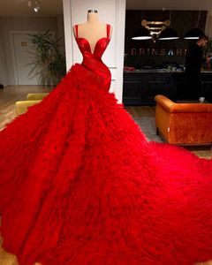 Elegant Red Extra Puffy Wedding Dresses With Straps Bridal Gowns Ruffles Pleats Sleeveless Long Train de mariée Custom Made
