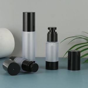 15ml 30ml 50ml Lozione di plastica nera satinata Sub imbottigliamento Bottiglie per pompa a vuoto in PP Bottiglia riutilizzabile per crema senz'aria