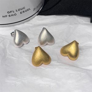 2022SS INS MATTE GOLD KÄRLEKE EARRINGS STUD KVINNA SOMMER TEMPERAMENT Damer High Fashion Peach Heart Romantic All-Match Jewelry