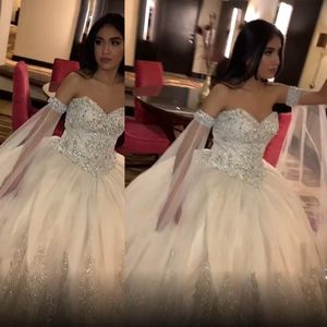 Abiti Quinceanera su misura con applicazioni in pizzo caftano Perline Sweet 16 Abiti da ballo Abiti da ballo con scollo a cuore in cristallo Abiti per ragazze adolescenti