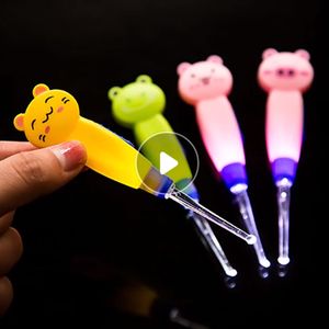 Home Cucchiaio per orecchie staccabile per la pulizia degli animali dei cartoni animati in plastica Detergente per utensili per orecchie luminoso LK001169