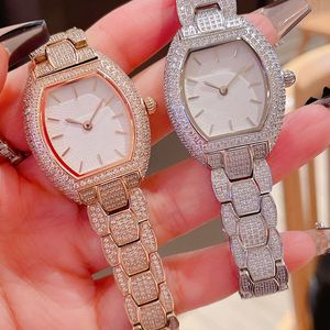 Rel￳gio de diamante Movimento de quartzo Mulheres rel￳gios barril tipo 28x33mm Sapphire rel￳gios de pulseira Ladies Business Wristwatch Montre de lux