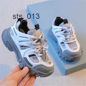 sneakers vårhöst lyxiga barnskor pojkar flickor designer sportskor andas barn baby casual sneakers mode utomhus atletisk sko t230206