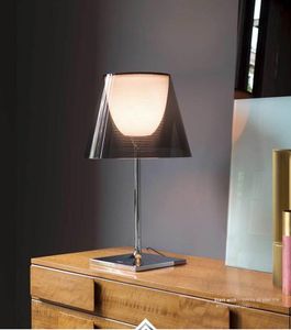 Lâmpadas de mesa Lâmpada de designer italiana acrílica moderna entrega para sala de estar para sala de estudo Decoração de mesa leve Nordc Casa de cabeceira lamptável
