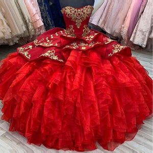 2022 Vermelho Prom Quinceanera Vestidos Sweetheart Bola Vestidos Strapless Espartilho Voltar Com Ouro Ace Applique Tiered Skirt Tule Doce 15 Personalizado