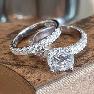 女性ウェディングセットジュエリー2PCSシルバーカラーリングとまばゆいCZストーンブライダル結婚リングファッションアクセサリー