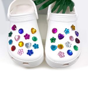 MOQ 100st Crystal Heart Stones Croc Charms Soft Sweet Pvc Shoe Charm Accessories Dekorationer Anpassade Jibz för CLOG -skor Childrens gåva