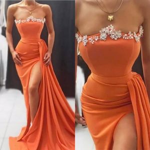 Coral Sexy Mermaid Prom Dresses Ruffles Pärlade Split Side High Sweep Train Aftonklänningar Robe de Soiree Formal Party Dress