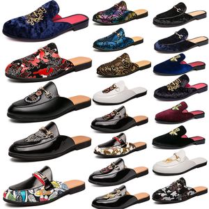 Luxury Brand Mens Designer Horsebit Metal Buckle Bee Tofflor Äkta läder Mulor Svart Vit Flip Flops Män Inomhus och Outdoor Casual Lazy Shoes