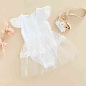 かわいい夏の服の女の赤ちゃんジャンプスーツの邪魔フライスリーブデザインレースメッシュズームパール装飾されたかわいい白いロンパーJ220525