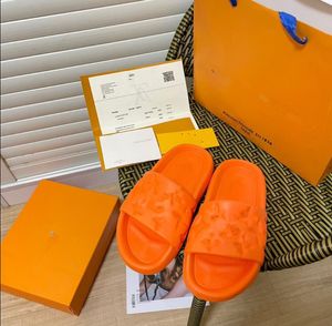 Poduszki basenowe Kapcieczki Sandały Sandały wycięte skórzane sandał płaskie łuk Spike luksusowe skórzane platforma Kobieta Kobieta Flip-Flops Słynne marka Buty unisex plażowe