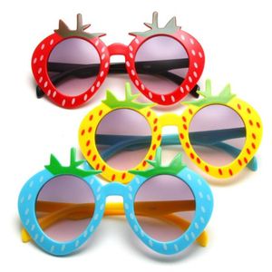 Yeni çizgi film güzel güneş gözlükleri çocuklar sevimli çilek şekli çerçeve çocuklar çocuklar güneş gözlükleri yuvarlak gözlük tonları uv400