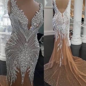 Champagner Meerjungfrau Abendkleider 2022 Yousef Aljasmi Sparkly Crystal See Through V-Ausschnitt Abendkleid Perlenrobe Soiree