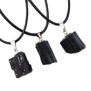 Натуральное черное турмалиновое грубое подвесное ожерелье нерегулярное каменное каменное колье