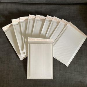 Presentförpackning 170x225mm starka vita korrugerade väskor styva PO -kortpostare förblir platt kuvert kartongdokument kartong återvinningsgift