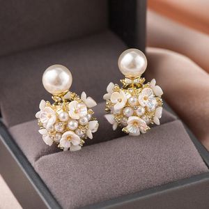 Dangle Chandelier White Shell Flower Ball Double Side Stud أقراط للنساء CZ محاكاة لؤلؤة مجوهرات أنيقة خمر أكواتي 2022 TREN