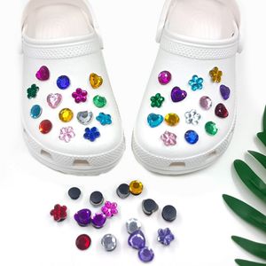 MOQ 100 st Crystal Flower Croc Charms mjuk söt PVC -sko charm tillbehör dekorationer anpassade jibz för clogskor barns gåva