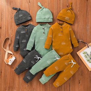 3-teiliges Baby-Kleidungsset für Jungen und Mädchen, Sonnendruck, Knopfdesign, gerippter Langarm-Strampler, elastische Hose und Mütze, Set 1057 E3