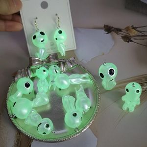 Charms 10 Stück lustig und lustig, leuchtender Geist, Alien-Anhänger, Halskette, kreatives DIY-Schmuckzubehör, handgefertigtes Material, Paket mit Charms