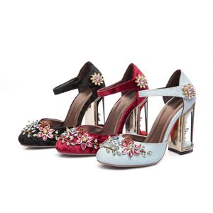 2022 Mulheres senhoras Sapatos de vestido de patente genuínos 10cm CAGA BAY CAGA CHUCKLY HAPELA PARTE DE DIAMENTO ROUNTE DE CASAMENTO FEXY FUNHLE Strap Bead 3D Flower Retro Mary Jane