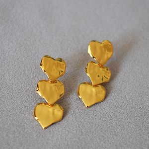 Orecchini pendenti vintage in ottone dorato con tre cuori