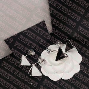 Diamentowe kolczyki z Diamond Carme Simple Triangle Ear Stud Class