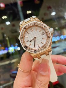2022 الجودة الساخنة للسيدات 37 مم أزياء الماس Wristwatch Silicone Strap Movement Quartz Watch Watch Watch ZF Factory