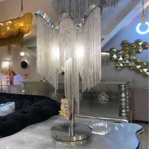 Lampade da terra Postmodern Light Luxury Nappe a catena in alluminio Nordic Italia Arte creativa Lampada da tavolo Bar Camera da letto Studio e lampada da terra