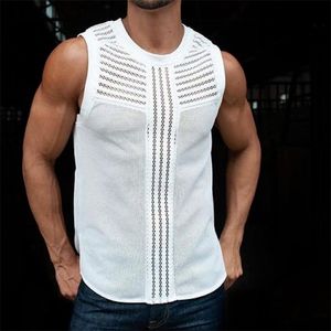 White Tank Top Men spetsar ihåliga ut sexiga toppar Sommarmens kläder Fashion Gym fitnesskläder Män Slim Fit Vest -skjortor 220531