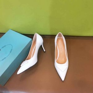 Super Quality Sexy Mulheres Dress Shoes Bombas Senhora Moda Salto Low-Heels Suíte / Patente Genuínos Cours Genuínos Ponto de Tee Bomba Reds-Solas de Couro de Casamento