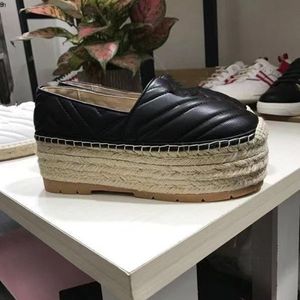 Märkesvaror cowskin läder espadrilles glider platt häl designer sandaler rosa blå svart lyx mode kvinnor skor storlek 35 till 41 Tradingbear Mkj5455