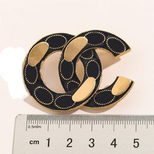 Pin Collar Negro al por mayor-Diseño de moda marca negra broches de doble letra geométrica de km broche inoxidable acero inoxidable