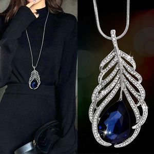 Cadeias de penas azuis colar longo para mulheres 2022 Moda Colares de cristal de prata pingentes jóias jato femmechains