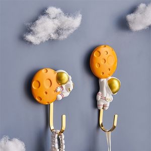 Cartoon Resin Astronaut Figurines Metal Wall Hooks Modern Home Decor Fridge Hook Key Holder Clothes Hanger Boys Room 220628