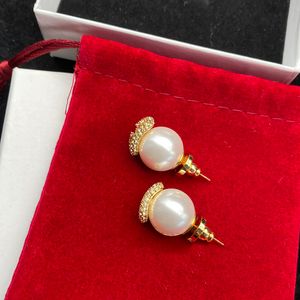 Femmes Designer Earring Chic Pearl Earts Full Diamond Hoop Moucles d oreilles Famous Designer Jewelry V Sud Love Bracelets Colliers XQ