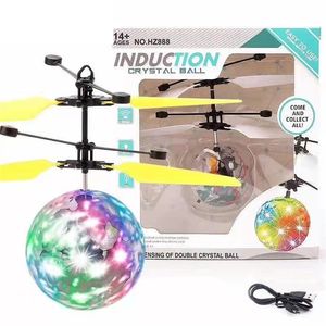 Enfants Induction Ball Flying Hélicoptère coloré LED Crystal Ball Mini Drone Senting Aircraft for Teenagers Christmas Gift 220509