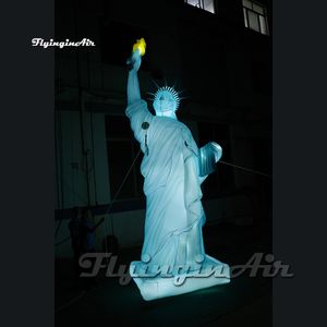 Illuminazione per esterni Statua della Libertà Gonfiabile 5m Statua della Dea con esplosione d'aria che tiene una torcia per la decorazione del parco