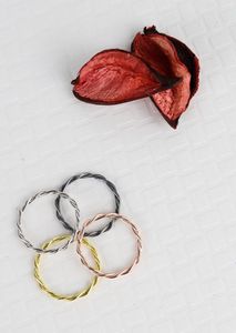 Urok bransoletki kolory skręconego pierścienia fali Dainty Pierścień. Srebrny minimalistyczny różowy złot