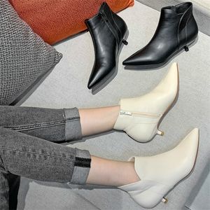 Novos sapatos de inverno de outono Botas de tornozelo sexy preto branco fino baixo salto baixo apontado com zíper de couro dividido Botas de mulher 201103