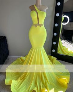 Nova chegada amarelo cetim sereia vestidos de baile sexy um ombro contas vestido de festa de aniversário vestido de noite aso ebi 322