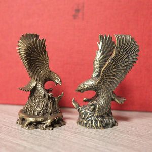 Dekorativa Objekt Figuriner Hollow Antik Koppar Flyga Eagle Fånga Snake Staty Animal Sculpture Retro Brass Ornament Home Feng Shui