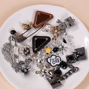 Dreieck Legierung Biene Schleife Croc Charms Designer DIY Schmetterling PinSchuhe Dekaration Jibb für Clogs Kinder Jungen Mädchen Frauen Geschenke 220527