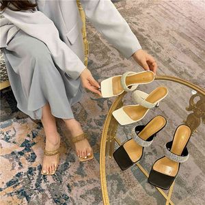 E 3 4 großhandel-Sandalen Designer Luxusstern Weißes Haus B große dicke Diamantstreifen Sandalen dünne Absätze hoher quadratischer Zehen Frauenschuhe