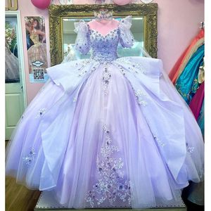 2022 Lila Quinceanera-Kleid mit halben Puffärmeln, Applikationen und Spitze, Ballkleid mit schulterfreiem Cape, Perlen und Rüschen, Festzug Sweet 15 B0701x09